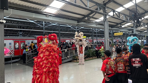 Meriahkan Imlek, KAI Commuter Wilayah VI Yogyakarta Hadirkan Barongsai di Stasiun