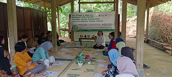 Panen Eco-Enzyme di Sleman dan Pembelajaran Baru di Bukit Menoreh, Kulon Progo oleh  Yayasan Griya Jati Rasa