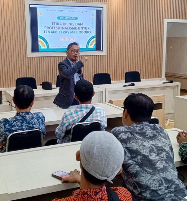 Pelatihan Tenant Teras Malioboro Coach Warsis : Perlu Kesadaran Sebagai Tujuan Pariwisata