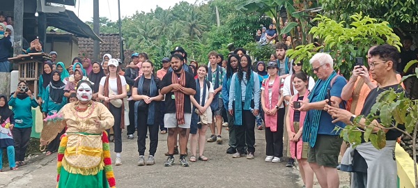 Tamu Yayasan Griya Jati Rasa dari Universitas Maryland, Amerika belajar eco wisata menuju net zero emisi tahun 2030  di Kalurahan Giricahyo